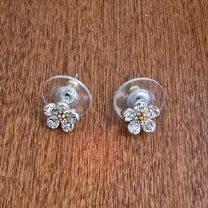 Manuka flower-shaped crystal stud earrings